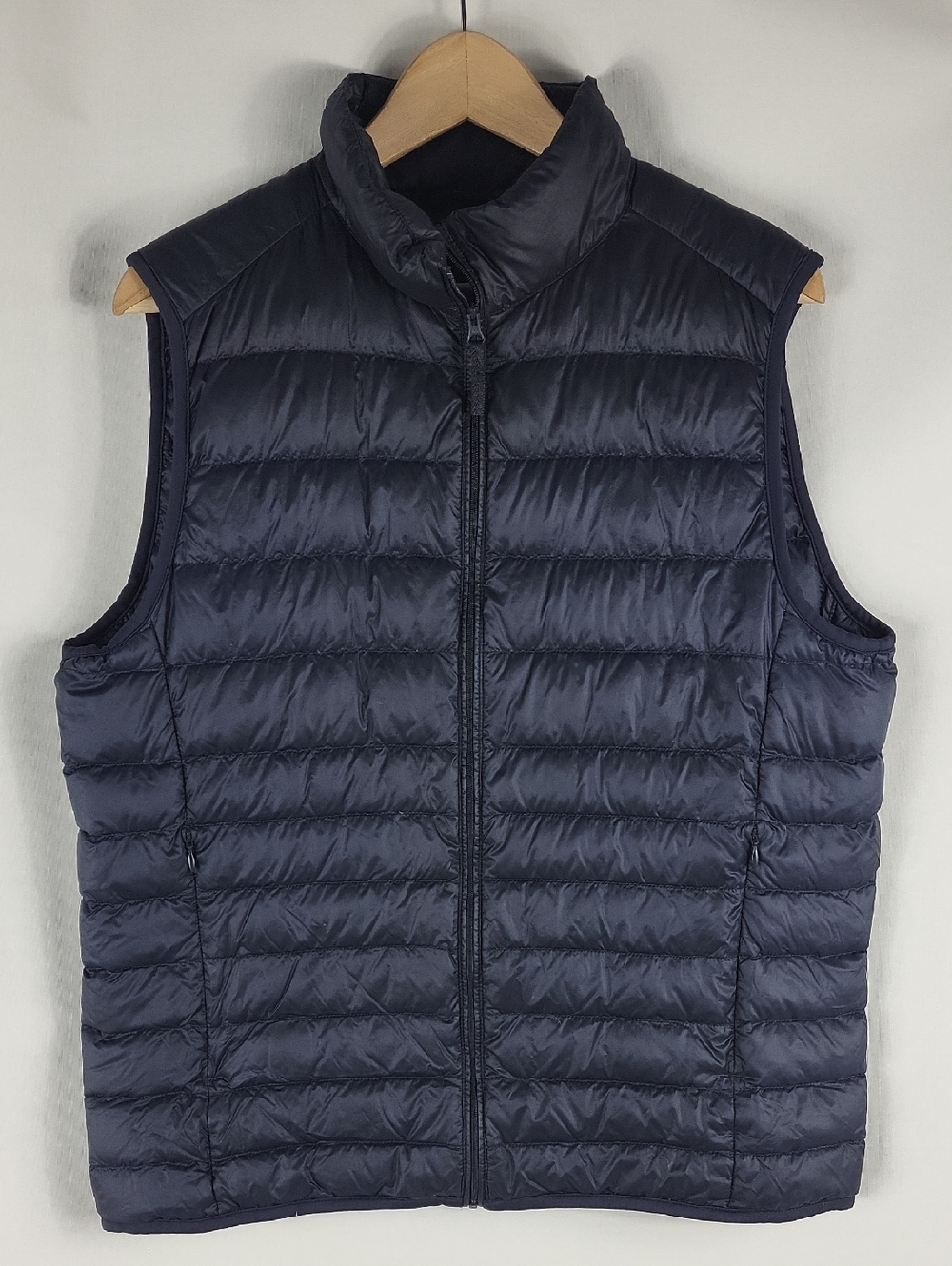 Uniqlo Puffer Vest Men's Large Navy Ultra Light Down Packable Full Zip Travel